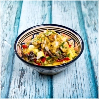 Luchtige, gestoomde couscous, geserveerd met gekruide kipfilet. Daarbij een rijke mix van champignons, gegrilde paprika, diverse verse groenten en een homemade shakshukasaus<br><br>