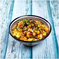 Couscous met 3 verschillende groenten in geurige bouillon.