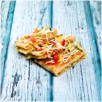 Lemsemen gevuld met verse groenten en geraspte kaas, gekruid gehakt geserveerd met truffelsaus en andalousesaus<br><br>