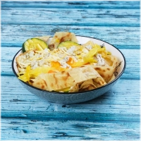 Onze exclusieve variatie van rfissa chicken. Proef de mix van stukjes lemsemen overgoten met een geurige bouillon, romige roerei, kruidige stukjes kip en huisgemaakte shakshuka met geraspte kaas. Geserveerd met keuze uit truffelsaus of andalouse saus<br><br>