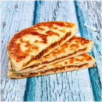 Marokkaans brood (batbot) gevuld met heerlijk gekruid gehakt<br><br>