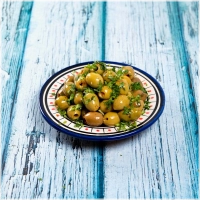 100 gram pittig gemarineerde groene olijven met koriander en vers knoflook<br><br>