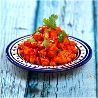 100 gram pittig gemarineerde groene olijven met koriander en vers knoflook<br><br>