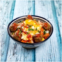 Gestoomde en gekruide couscous met gebakken ei in olijfolie, vier lamsgehaktballetjes, courgette, pompoen, wortel en seizoensgroenten<br><br>