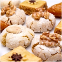 Laat je verrassen door onze huisgemaakte vegan Marokkaanse koekjes. Deze box bevat een mix van koekjes met gemalen amandelen en bijzondere ingrediënten zoals rozenwater, agave, walnoten, koffie, limoen, chocolade, en pindachocolade. Er zijn ook glutenvrije opties beschikbaar. Geef het aan als je die wilt<br><br>